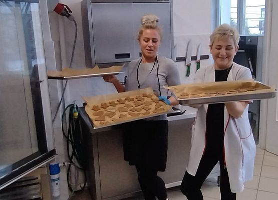 panie kucharki trzymają blachy z pierniczkami