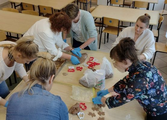 nauczyciele wycinają pierniczki