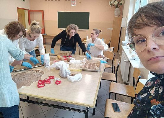 nauczycielki wałkują ciasto