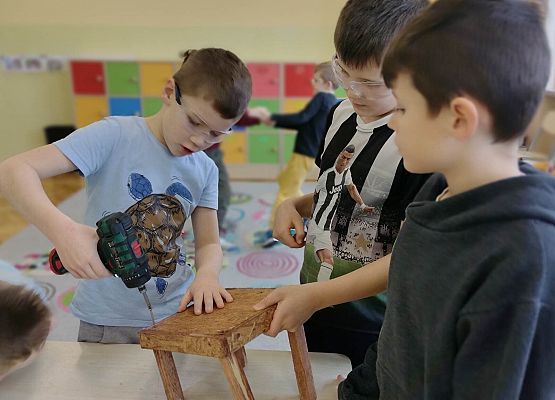 uczniowie skręcają karmnik