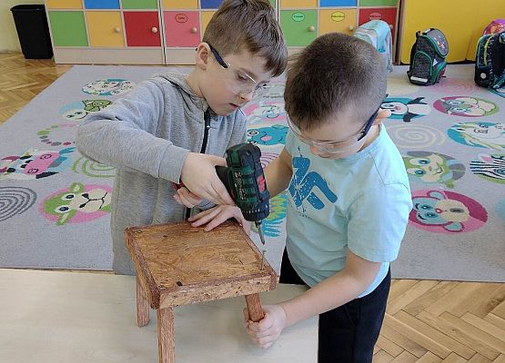 uczniowie skręcają karmnik