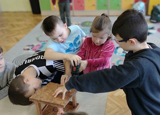 uczniowie skręcają karmnik