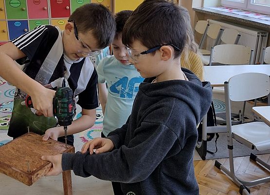 uczniowie skręcają karmnik