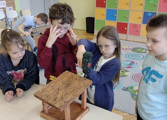 uczniowie skręcają karmnik