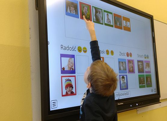 uczeń rozwiązuje ćwiczenie na ekranie multimedialnym