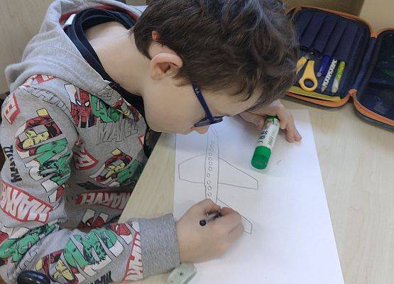 uczeń rysuje