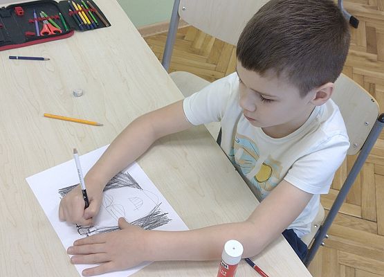 uczeń rysuje