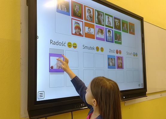 uczennica rozwiązuje zadanie na ekranie interaktywny,