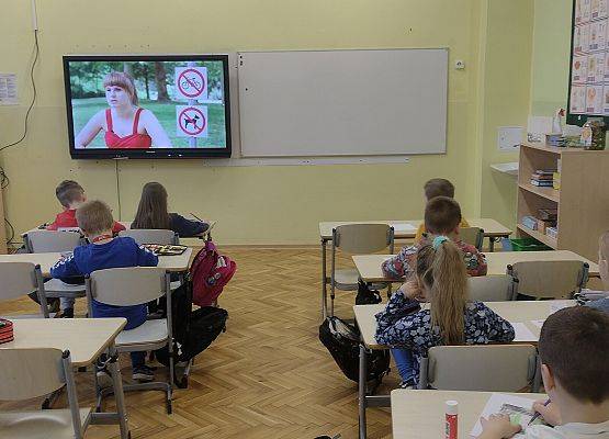 uczniowie oglądają film edukacyjny