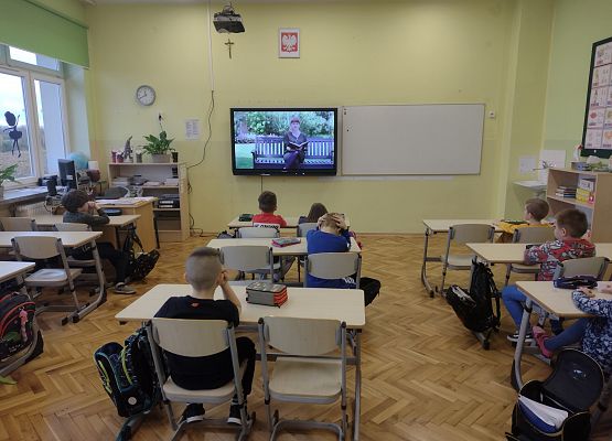 uczniowie oglądają film edukacyjny