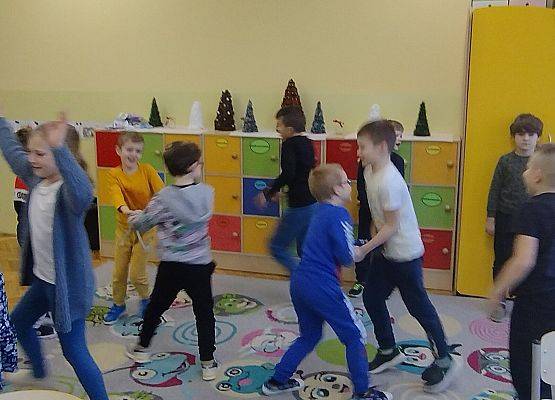 uczniowie wykonują taniec radości
