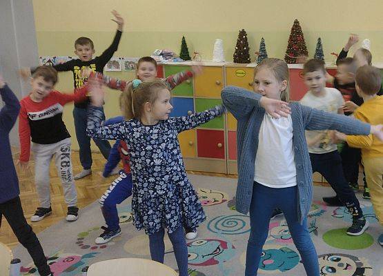 uczniowie wykonują taniec radości