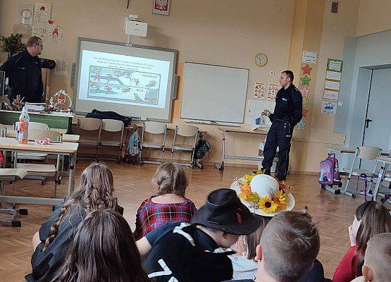 funkcjonariusze policji prowadzą prezentację multimedialną