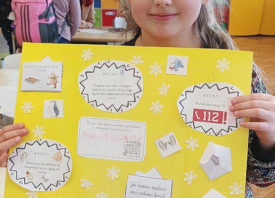 uczennica prezentuje lapbook