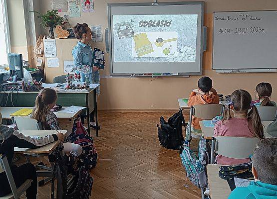 uczniowie oglądają prezentację multimedialną