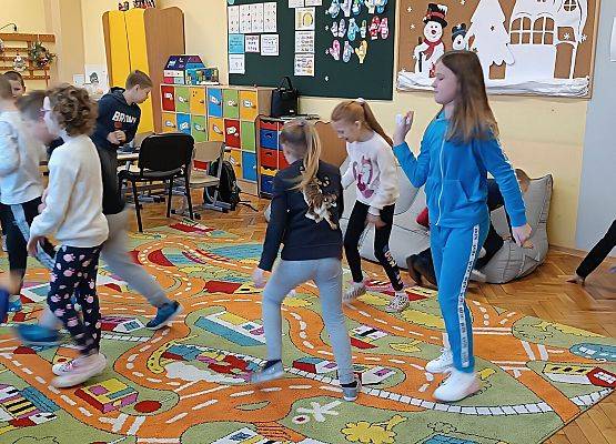 dzieci bawią się w bitwę papierowymi śnieżkami