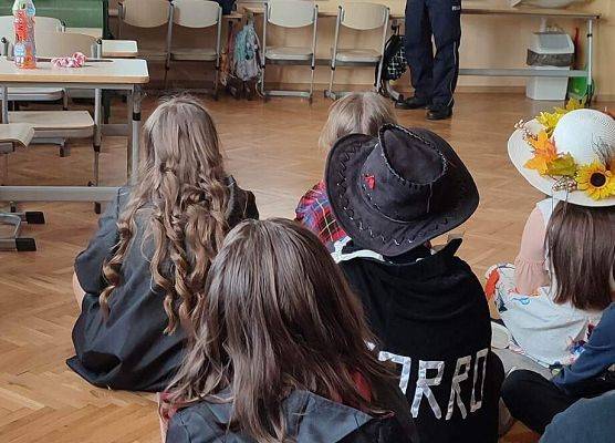 funkcjonariusze policji prowadzą prezentację multimedialną