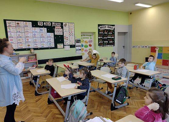 nauczycielka prowadzi zajęcia z dziećmi