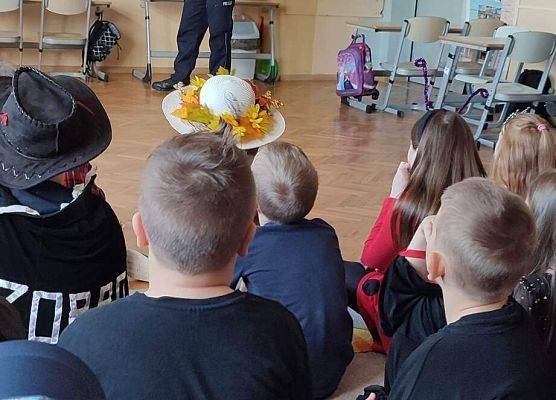 policjant opowiada dzieciom o bezpieczeństwie