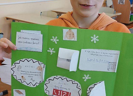 uczeń prezentuje lapbook