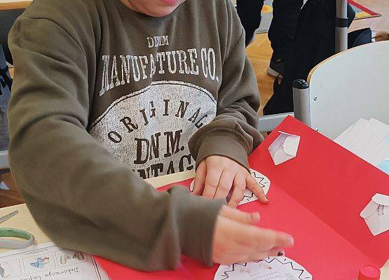 uczennica nakleja karteczkę na dużą kartkę