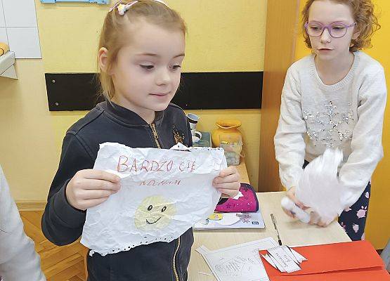 uczennica prezentuje kartkę