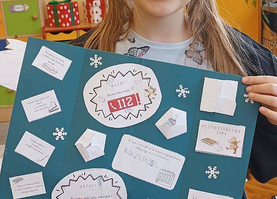 uczennica prezentuje lapbook