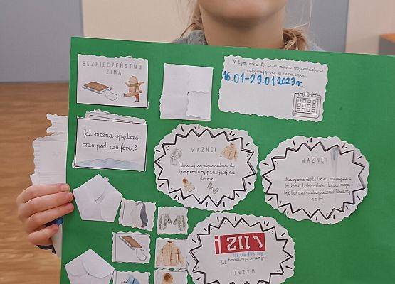 uczennica prezentuje lapbook