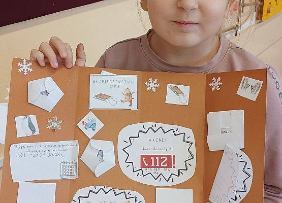 uczennica prezentuje lapbook