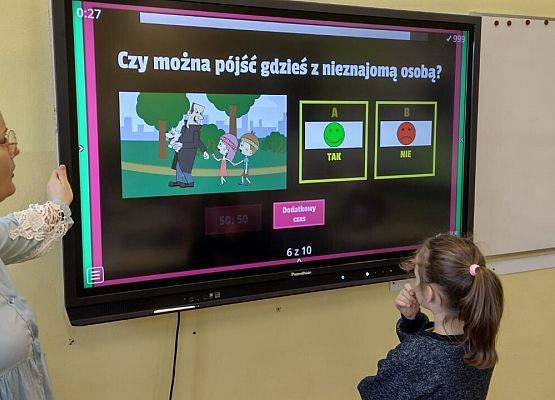 uczennica wykonuje zadanie na tablicy multimedialnej