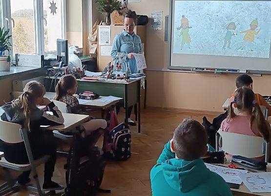 uczniowie oglądają prezentację multimedialną