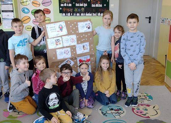 uczniowie prezentują plakat