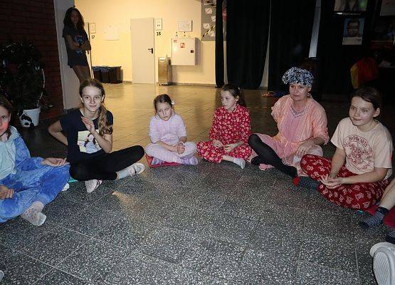 uczniowie siedzą w kółeczku