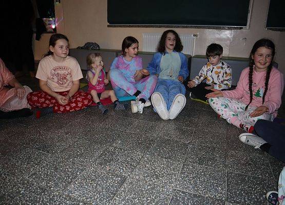 uczniowie siedzą w kółeczku