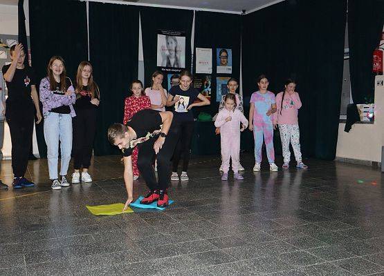 uczniowie biorą udział w konkurencjach