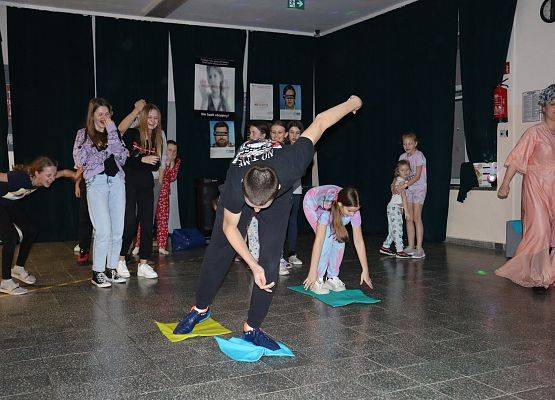 uczniowie biorą udział w konkurencjach