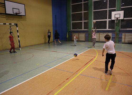 uczniowie grają w siatkówkę