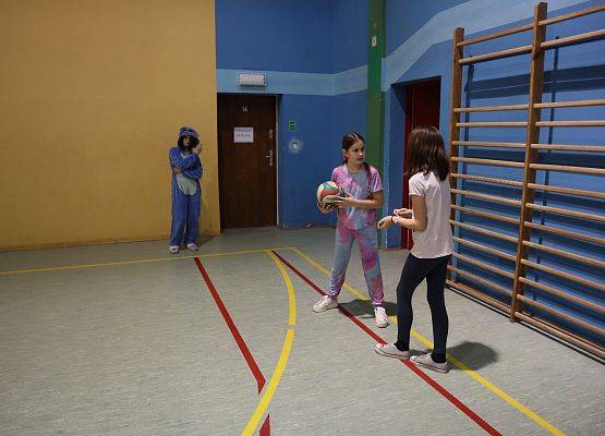 uczniowie grają w siatkówkę