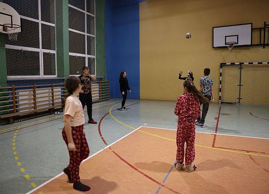 uczniowie grają w siatkówkę