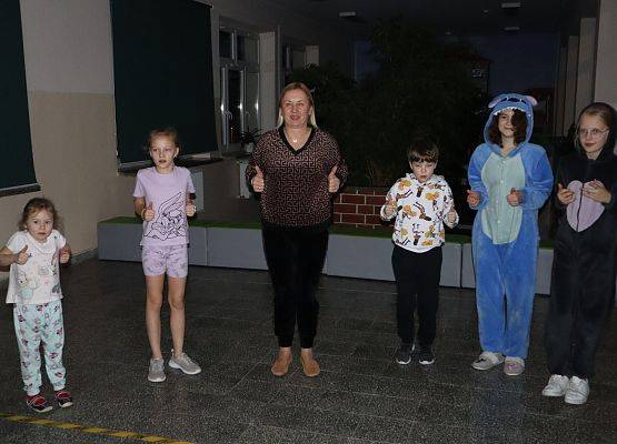 nauczycielka tańczy z dziećmi