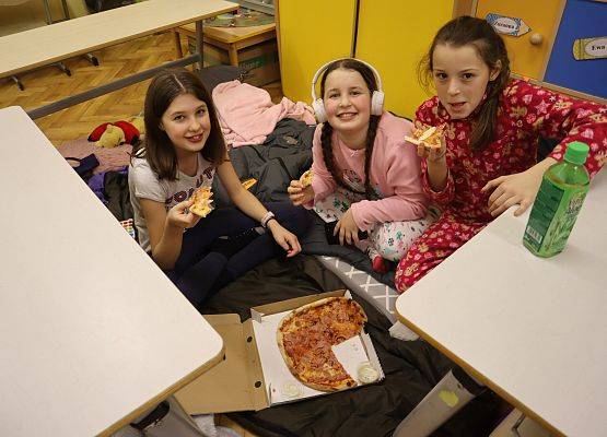 uczennice jedzą pizzę