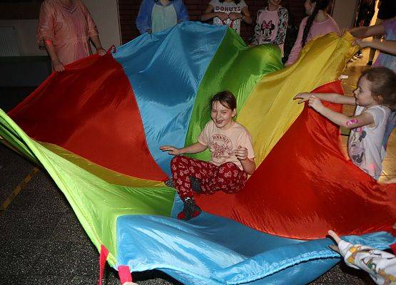uczniowie podczas zabawy chustą animacyjną