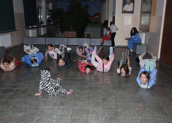 uczniowie wykonują zadania taneczne