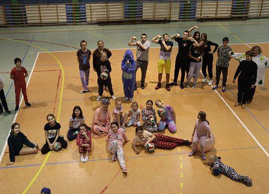 zdjęcie grupowe dzieci w sali gimnastycznej