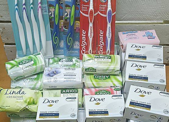 zebrane kostki mydła i szczoteczki do mycia zębów