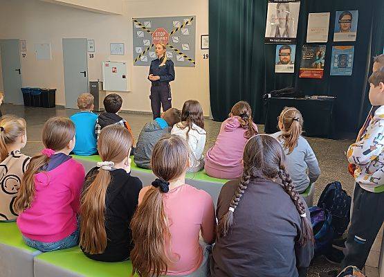 Policjantka prowadzi prelekcje