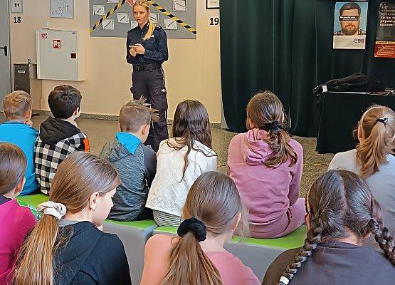Uczniowie słuchają prelekcji policjantki