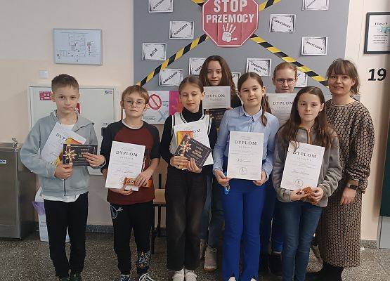 Uczniowie z nauczycielką pro rozdaniu dyplomów