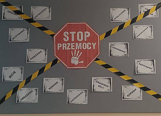 szkolna gazetka z napisem "stop przemocy"