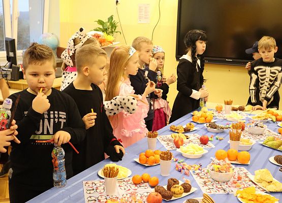 dzieci podczas poczęstunku